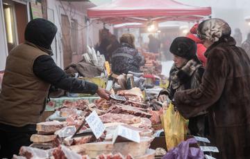 零下52度的雅库茨克,菜市场都会卖些什么?人们如何生活的?(世界上最寒冷的居住地)