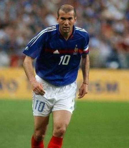 中国足球最努力的运动员中国十大足球男运动员 中国著名男足运动员 中国最有名的男足球员