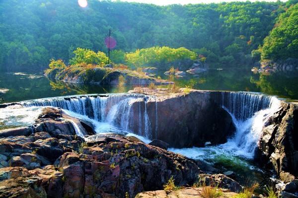中国新疆最北部山脉,三山夹两盆中哪座山位于最北面