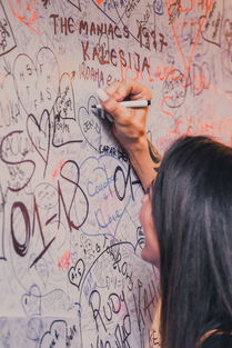 起床挣钱去的带字图片大全，中国最漂亮的助理